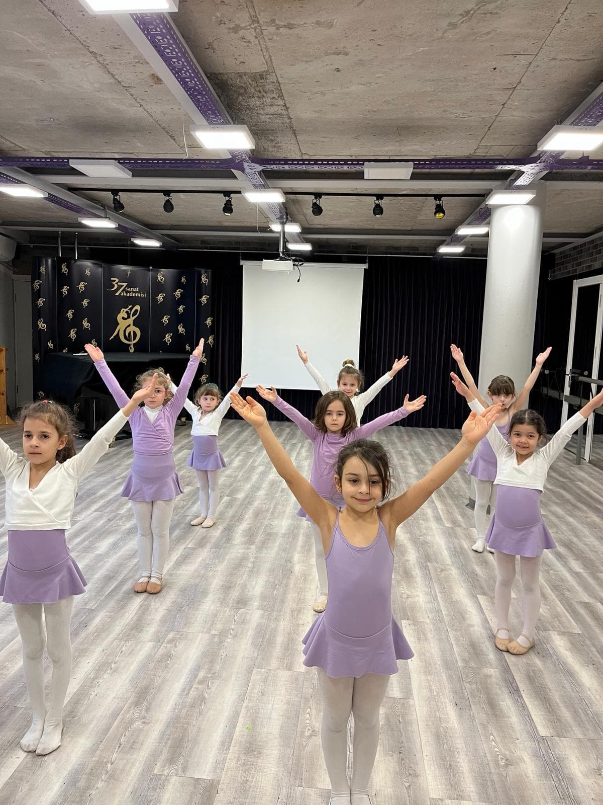 Children enjoying a Ceren Ballet class